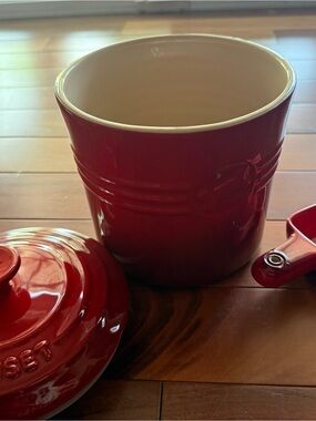 Le Creuset Pet Food Container with Scoop
(Cherry Red)